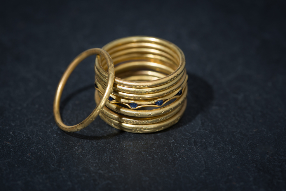 Gold chiseled rings and sapphire ring — Yves Gratas