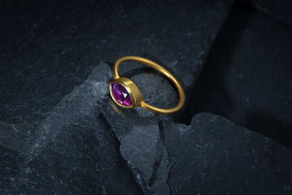 Gold ring with a pink sapphire — Yves Gratas