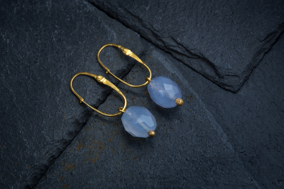 Gold earrings with chalcedony — Yves Gratas