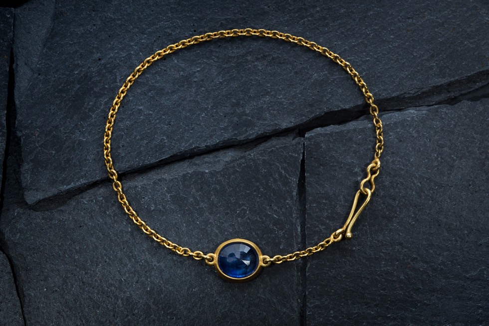 Bracelet en or orné d'un saphir — Yves Gratas