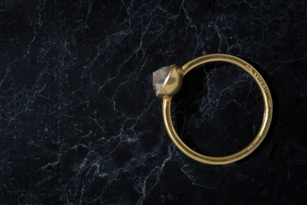 Bague en or ornée d'un diamant de couleur — Yves Gratas