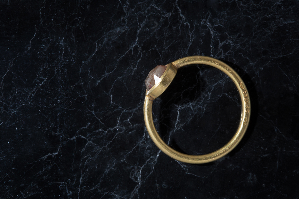 Bague en or ornée d'un diamant de couleur — Yves Gratas