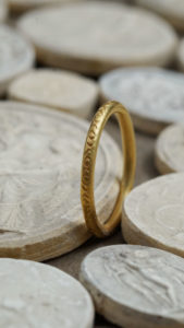 Yves Gratas Héritage artisan bijoutier paris marais 11ème métier d'art savoir-faire fait main or 18 carats pierre précieuse Charlotte Courault Anne Viel Brnak sur mesure bague alliance