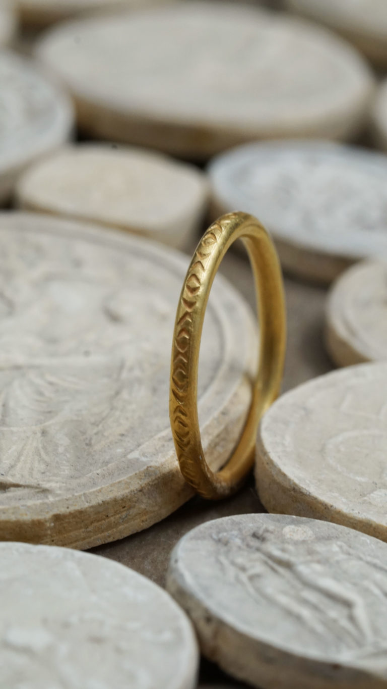 Yves Gratas Héritage artisan bijoutier paris marais 11ème métier d'art savoir-faire fait main or 18 carats pierre précieuse Charlotte Courault Anne Viel Brnak sur mesure bague alliance