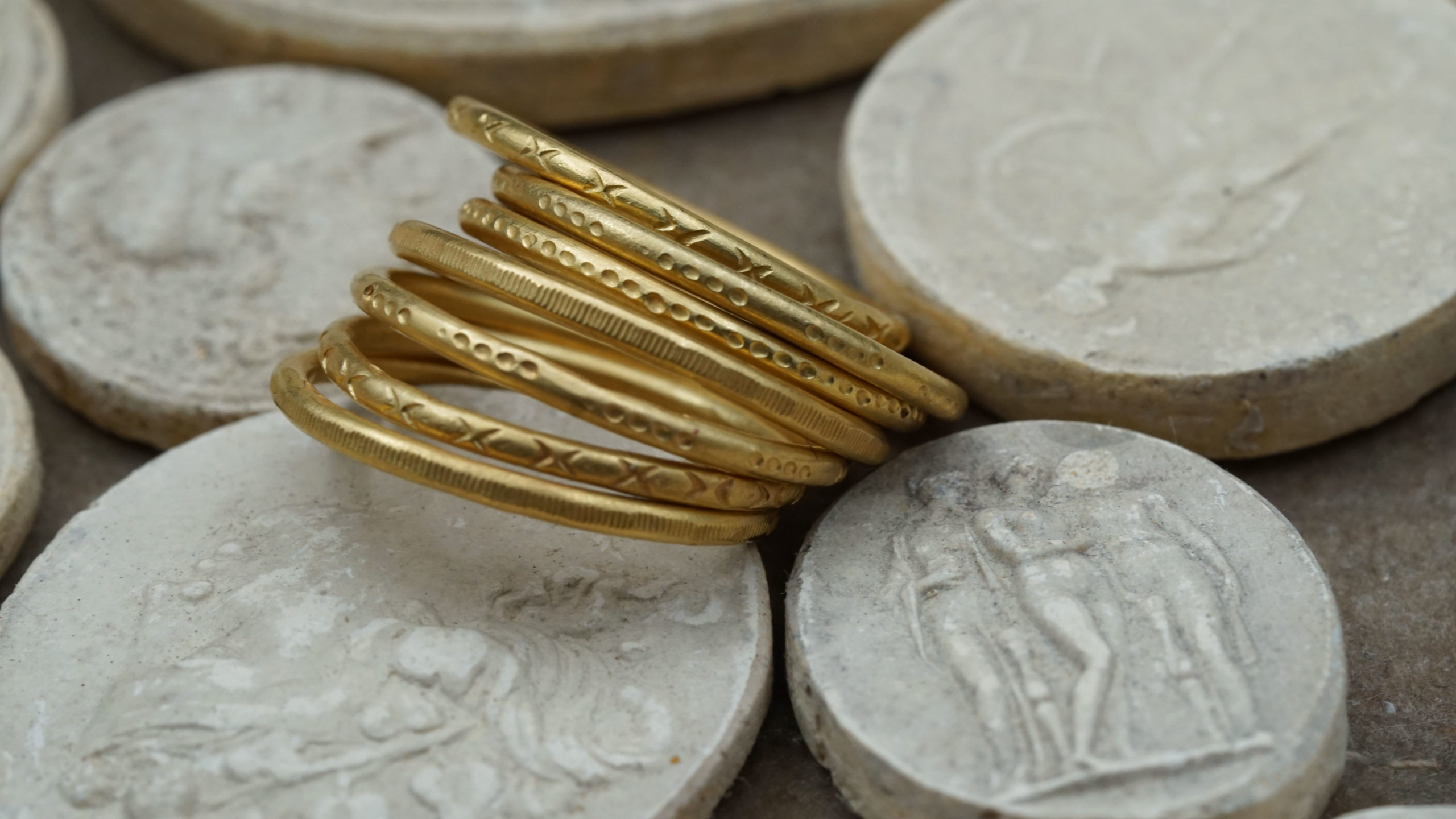 078 anneau ciselé Yves Gratas Héritage artisan bijoutier paris marais 11ème métier d'art savoir-faire fait main or 18 carats pierre précieuse Charlotte Courault Anne Viel Brnak sur mesure bague alliance anneaux ciselés