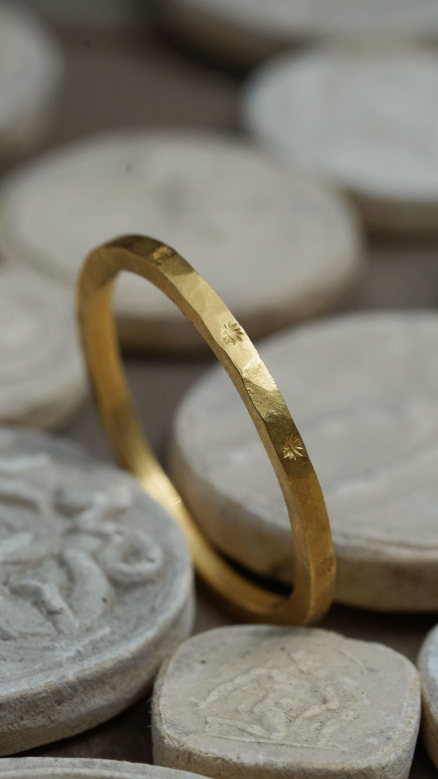 159 anneau soleil Yves Gratas Héritage artisan bijoutier paris marais 11ème métier d'art savoir-faire fait main or 18 carats pierre précieuse Charlotte Courault Anne Viel Brnak sur mesure bague alliance soleil