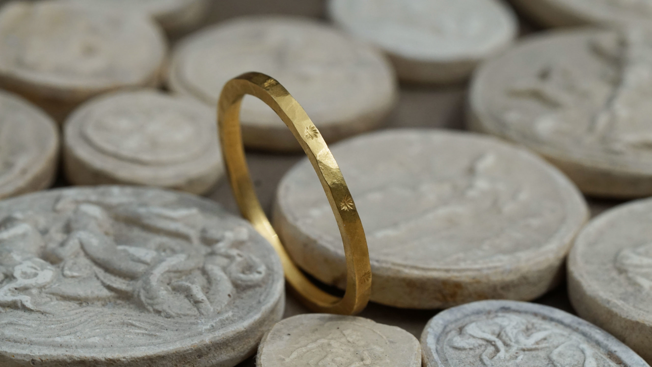 159 anneau soleil Yves Gratas Héritage artisan bijoutier paris marais 11ème métier d'art savoir-faire fait main or 18 carats pierre précieuse Charlotte Courault Anne Viel Brnak sur mesure bague alliance soleil