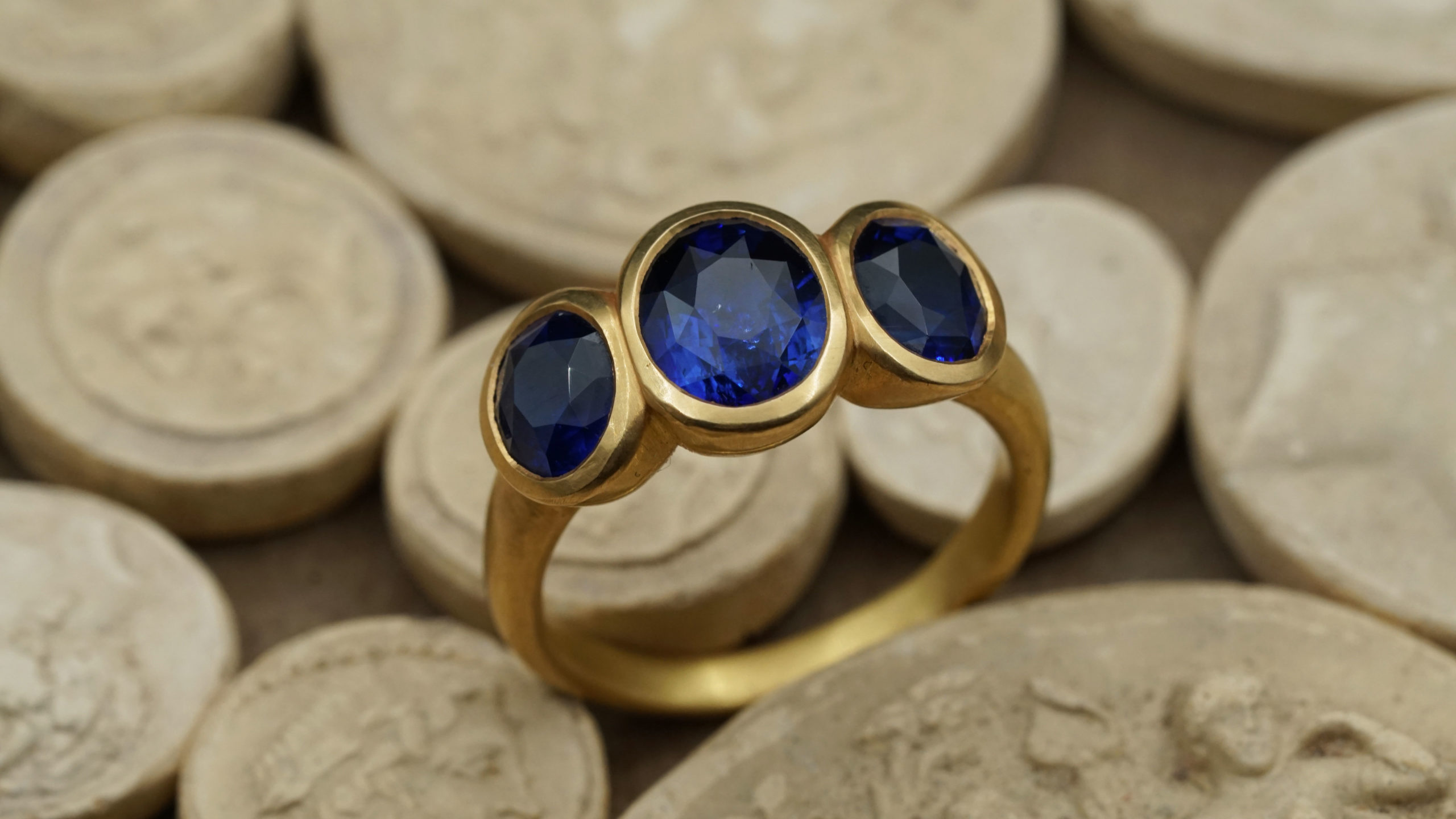 Sibylle saphir Yves Gratas Héritage artisan bijoutier paris marais 11ème métier d'art savoir-faire fait main or 18 carats pierre précieuse Charlotte Courault Anne Viel Brnak sur mesure bague