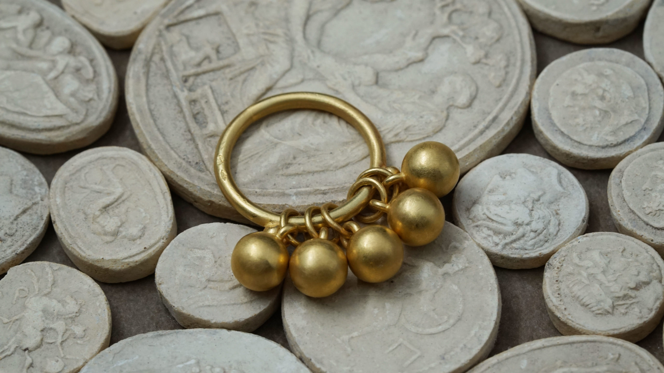 Yves Gratas Héritage artisan bijoutier paris marais 11ème métier d'art savoir-faire fait main or 18 carats pierre précieuse Charlotte Courault Anne Viel Brnak sur mesure bague boule