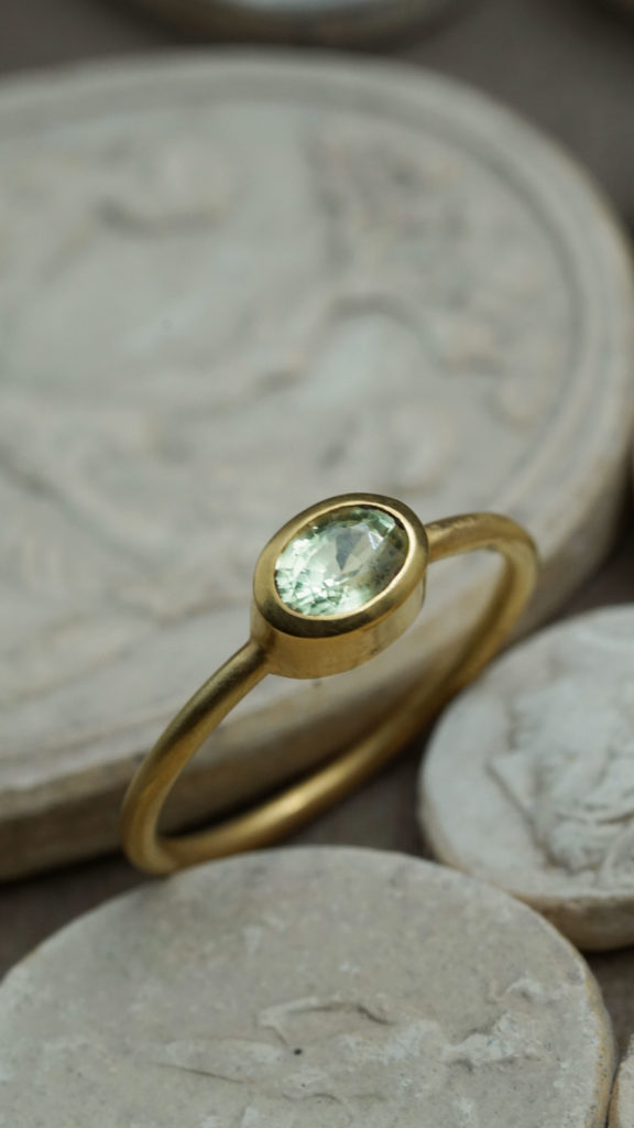 Yves Gratas Héritage artisan bijoutier paris marais 11ème métier d'art savoir-faire fait main or 18 carats pierre précieuse Charlotte Courault Anne Viel Brnak sur mesure bague chrysobéryl