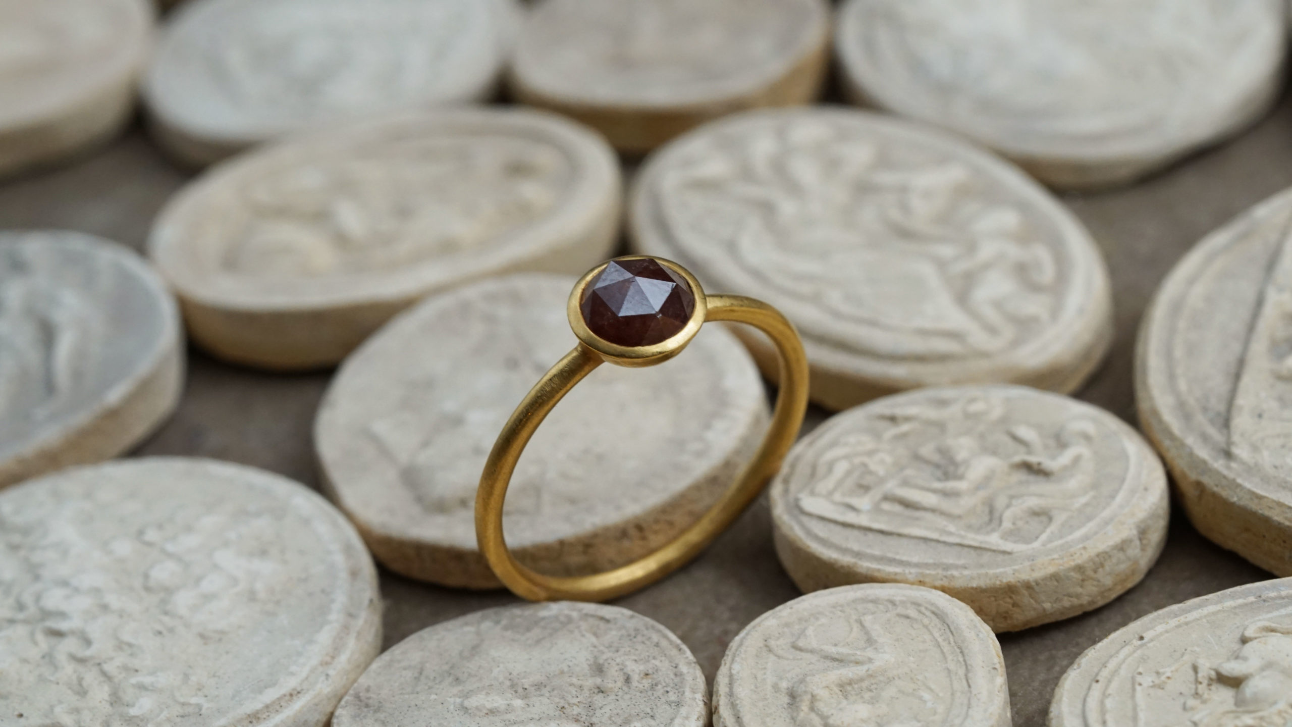 283 Yves Gratas Héritage artisan bijoutier paris marais 11ème métier d'art savoir-faire fait main or 18 carats pierre précieuse Charlotte Courault Anne Viel Brnak sur mesure bague diamant rosecut