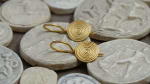 176 spirales Yves Gratas Héritage artisan bijoutier paris marais 11ème métier d'art savoir-faire fait main or 18 carats pierre précieuse Charlotte Courault Anne Viel Brnak sur mesure boucle d'oreille spirale