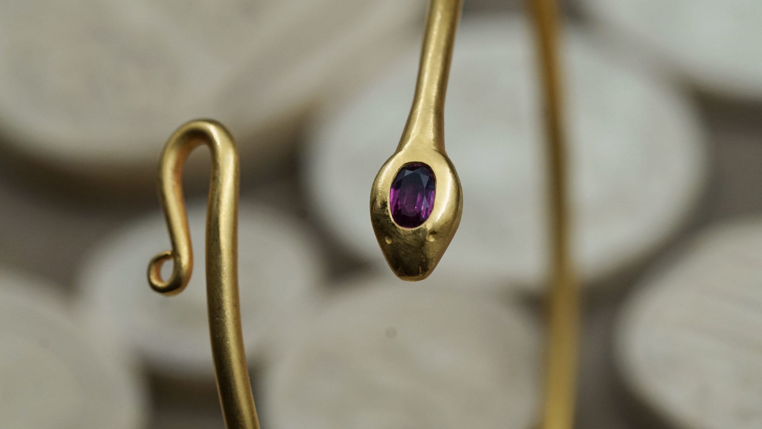 Yves Gratas Héritage artisan bijoutier paris marais 11ème métier d'art savoir-faire fait main or 18 carats pierre précieuse Charlotte Courault Anne Viel Brnak sur mesure bracelet serpent rubis