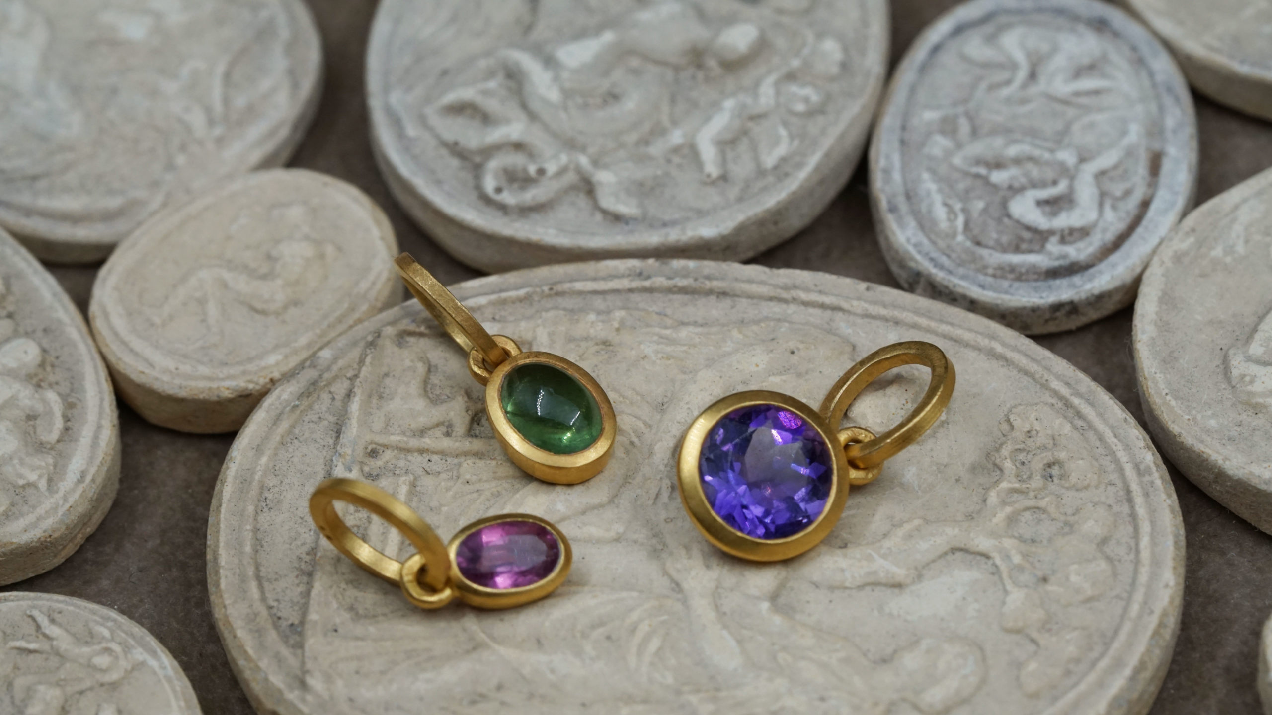 Yves Gratas Héritage artisan bijoutier paris marais 11ème métier d'art savoir-faire fait main or 18 carats pierre précieuse Charlotte Courault Anne Viel Brnak sur mesure pendeloque améthyste tourmaline