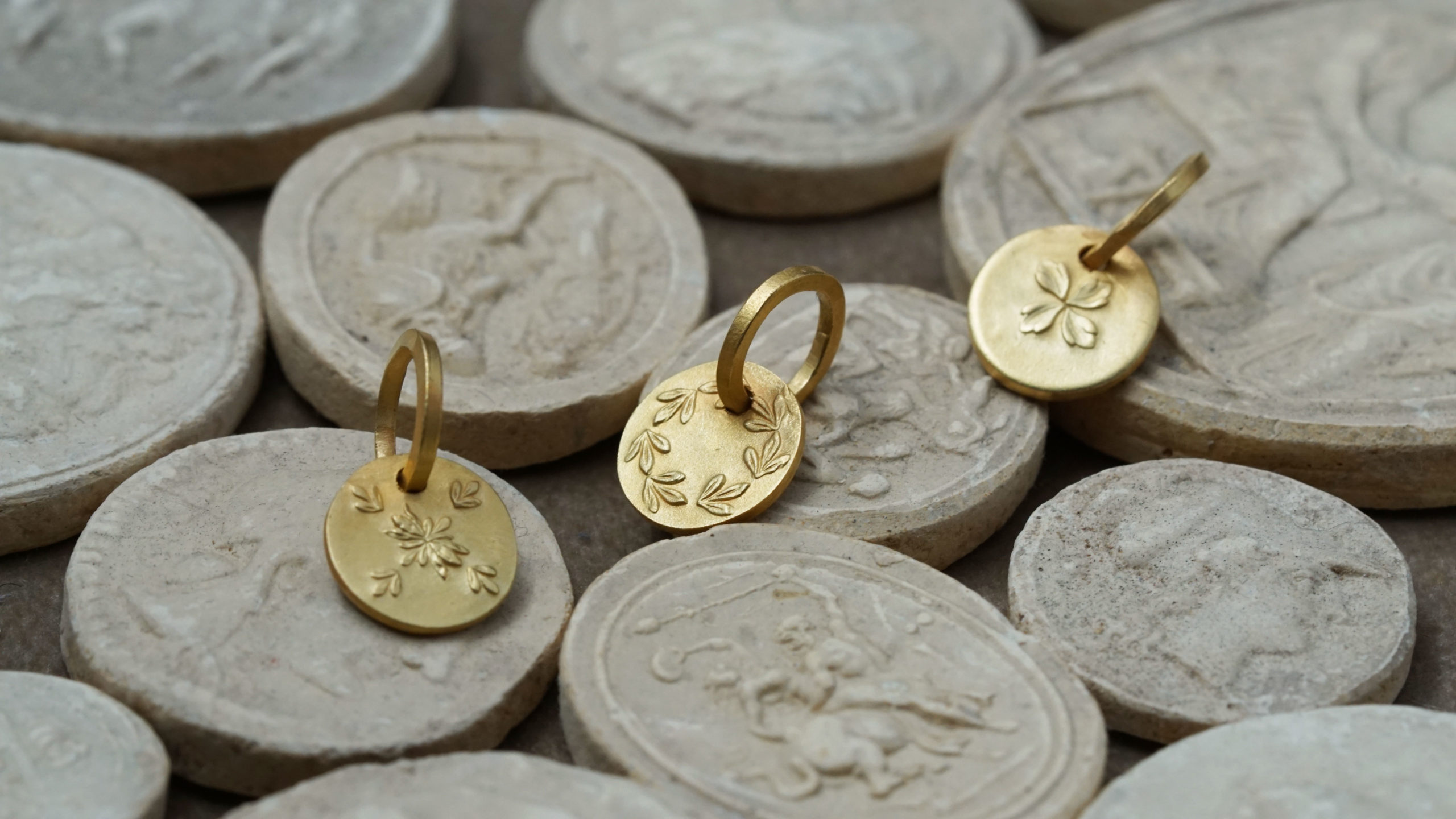 Yves Gratas Héritage artisan bijoutier paris marais 11ème métier d'art savoir-faire fait main or 18 carats pierre précieuse Charlotte Courault Anne Viel Brnak sur mesure pendeloque médaille