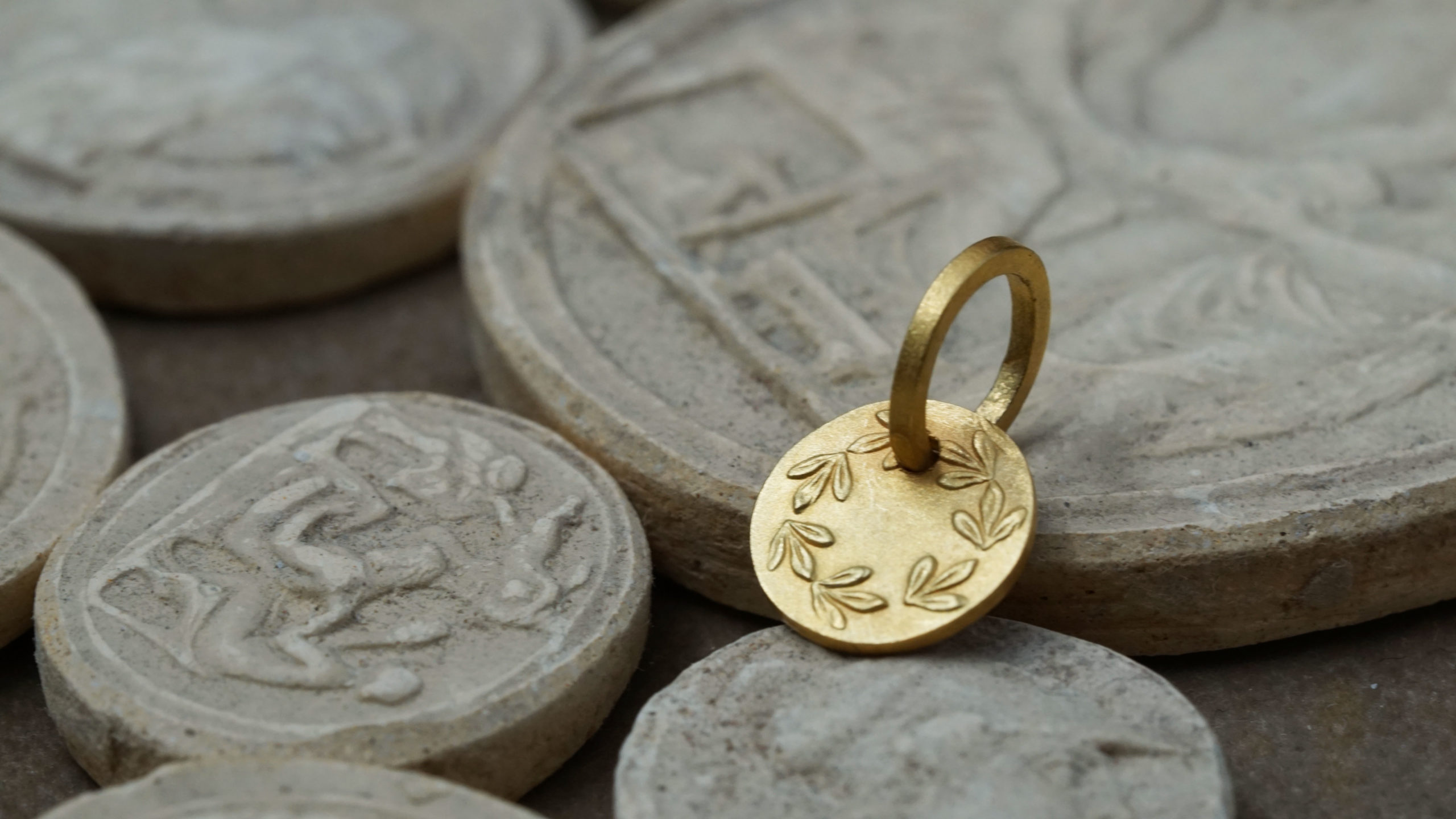 282 Yves Gratas Héritage artisan bijoutier paris marais 11ème métier d'art savoir-faire fait main or 18 carats pierre précieuse Charlotte Courault Anne Viel Brnak sur mesure pendeloque médaille