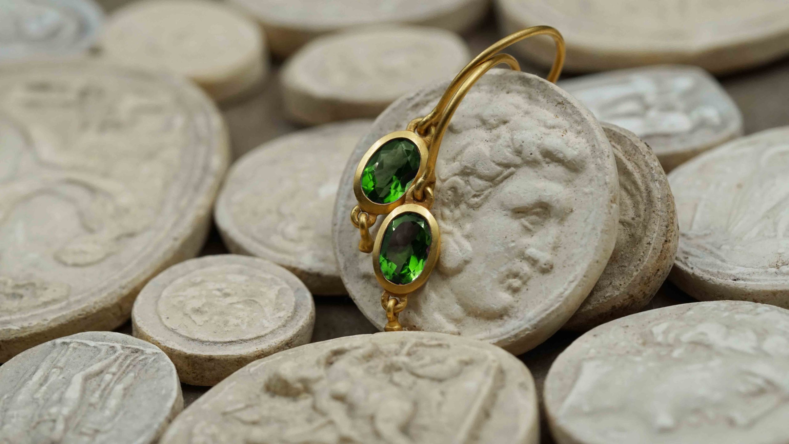 290 Yves Gratas Héritage artisan bijoutier paris marais 11ème métier d'art savoir-faire fait main or 18 carats pierre précieuse Charlotte Courault Anne Viel Brnak sur mesure boucle d'oreille tourmaline