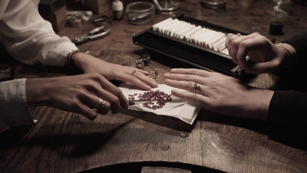 Yves Gratas Héritage artisan bijoutier paris marais 11ème métier d'art savoir-faire fait main or 18 carats pierre précieuse Charlotte Courault Anne Viel Brnak sur mesure grenat