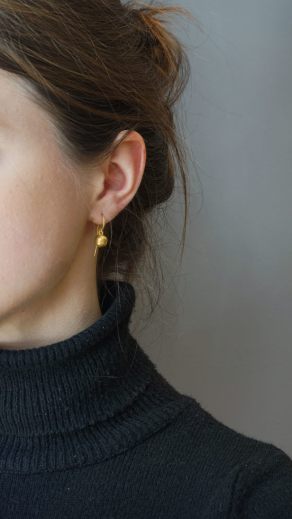 Yves Gratas Héritage artisan bijoutier paris marais 11ème métier d'art savoir-faire fait main or 18 carats pierre précieuse Charlotte Courault Anne Viel Brnak sur mesure boucle d'oreille boule