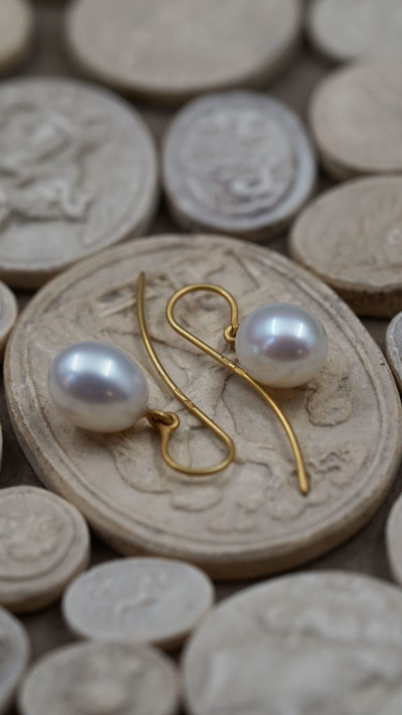 Yves Gratas Héritage artisan bijoutier paris marais 11ème métier d'art savoir-faire fait main or 18 carats pierre précieuse Charlotte Courault Anne Viel Brnak boucle d'oreille perle d'eau douce