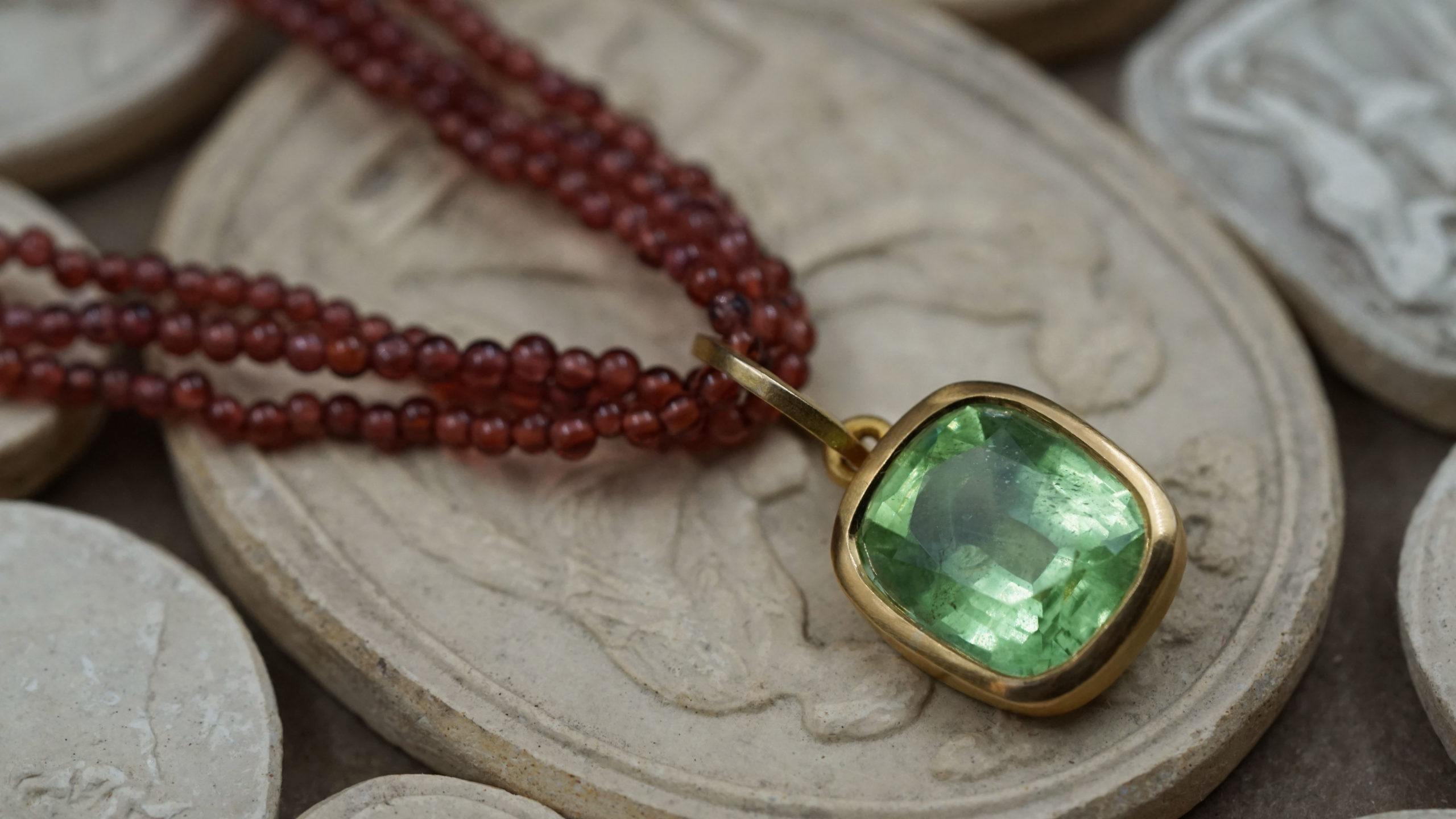 Yves Gratas Héritage artisan bijoutier paris marais 11ème métier d'art savoir-faire fait main or 18 carats pierre précieuse Charlotte Courault Anne Viel Brnak grenat collier péridot