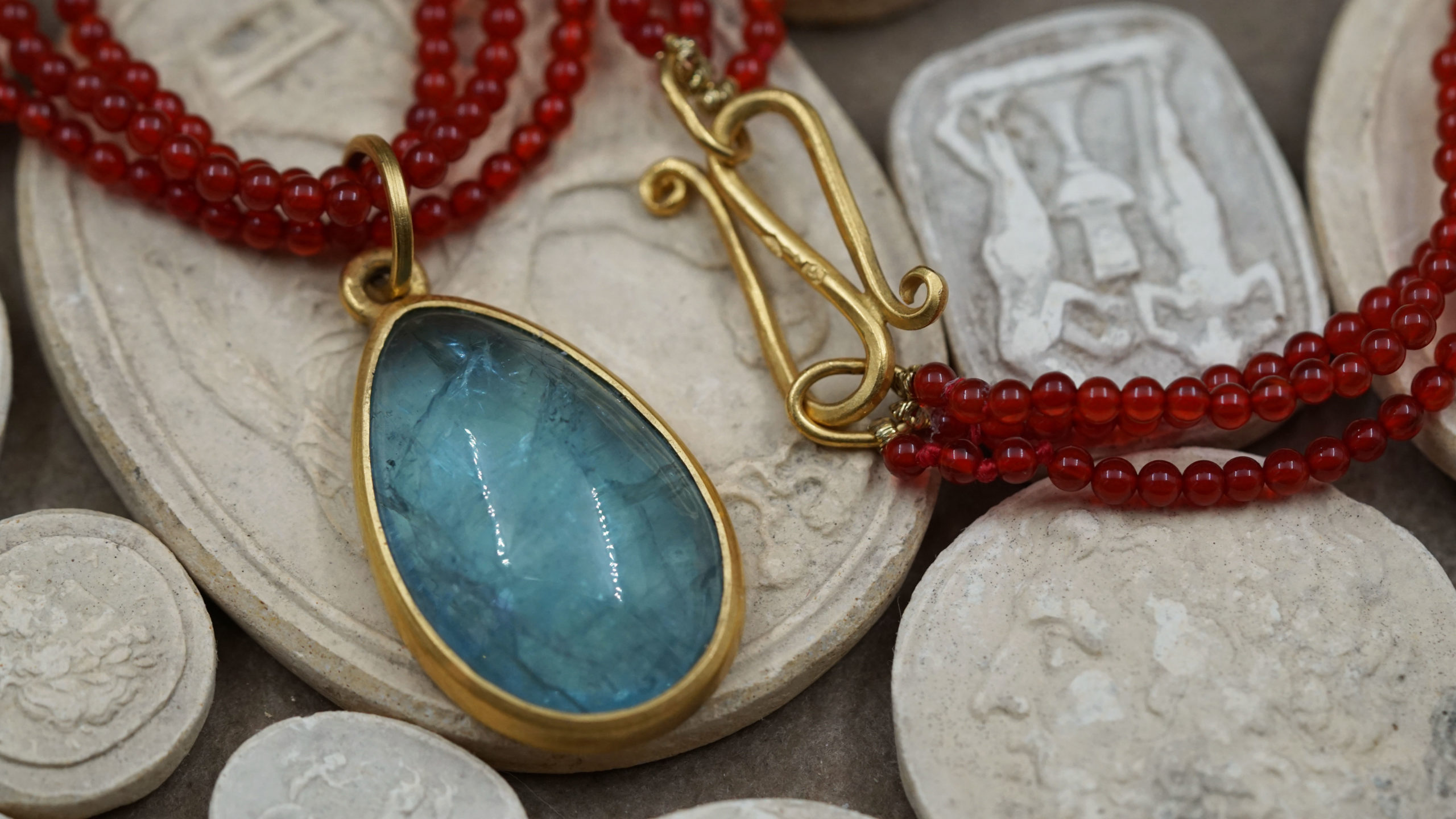 Yves Gratas Héritage artisan bijoutier paris marais 11ème métier d'art savoir-faire fait main or 18 carats pierre précieuse Charlotte Courault Anne Viel Brnak aigue marine cornaline cabochon