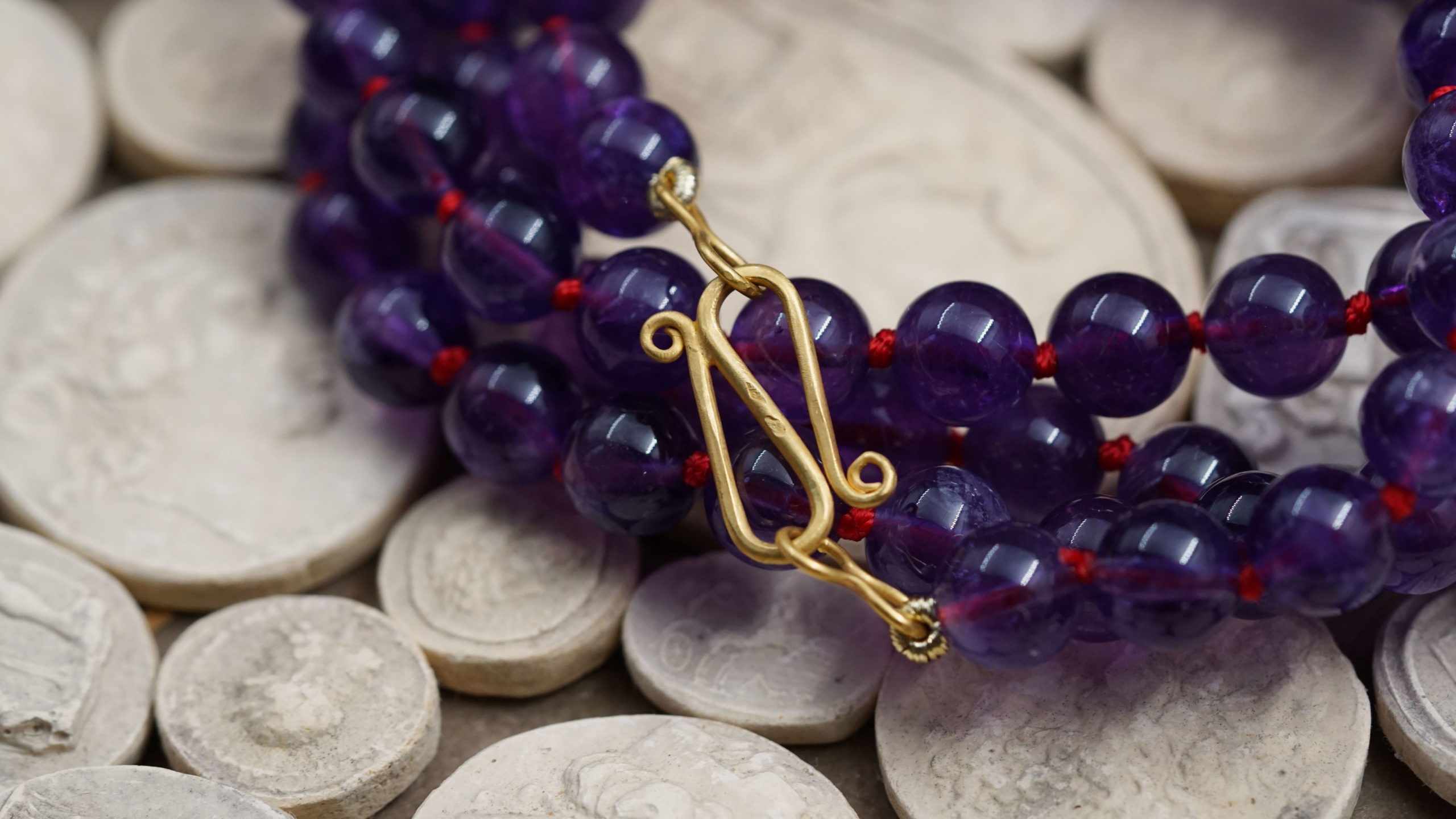 Yves Gratas Héritage artisan bijoutier paris marais 11ème métier d'art savoir-faire fait main or 18 carats pierre précieuse Charlotte Courault Anne Viel Brnak collier sautoir améthyste