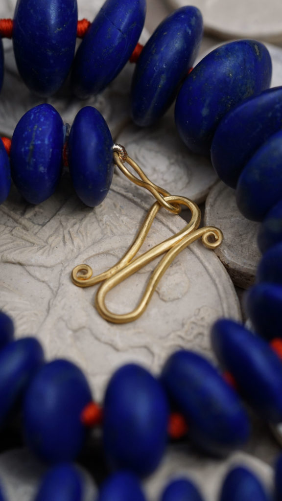 Yves Gratas Héritage artisan bijoutier paris marais 11ème métier d'art savoir-faire fait main or 18 carats pierre précieuse Charlotte Courault Anne Viel Brnak collier lapis lazuli