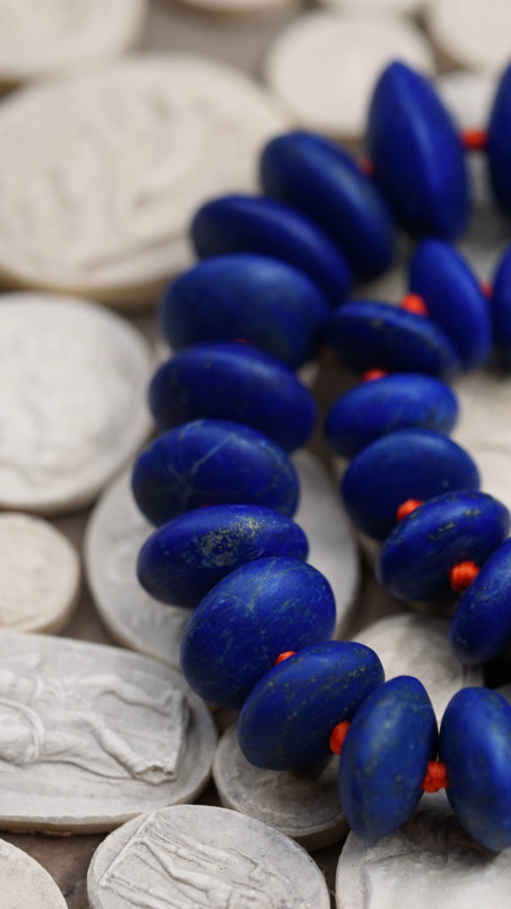 Yves Gratas Héritage artisan bijoutier paris marais 11ème métier d'art savoir-faire fait main or 18 carats pierre précieuse Charlotte Courault Anne Viel Brnak collier lapis lazuli