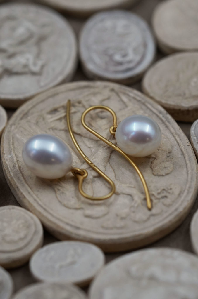 Yves Gratas Héritage artisan bijoutier paris marais 11ème métier d'art savoir-faire fait main or 18 carats pierre précieuse Charlotte Courault Anne Viel Brnak boucle d'oreille perle d'eau douce