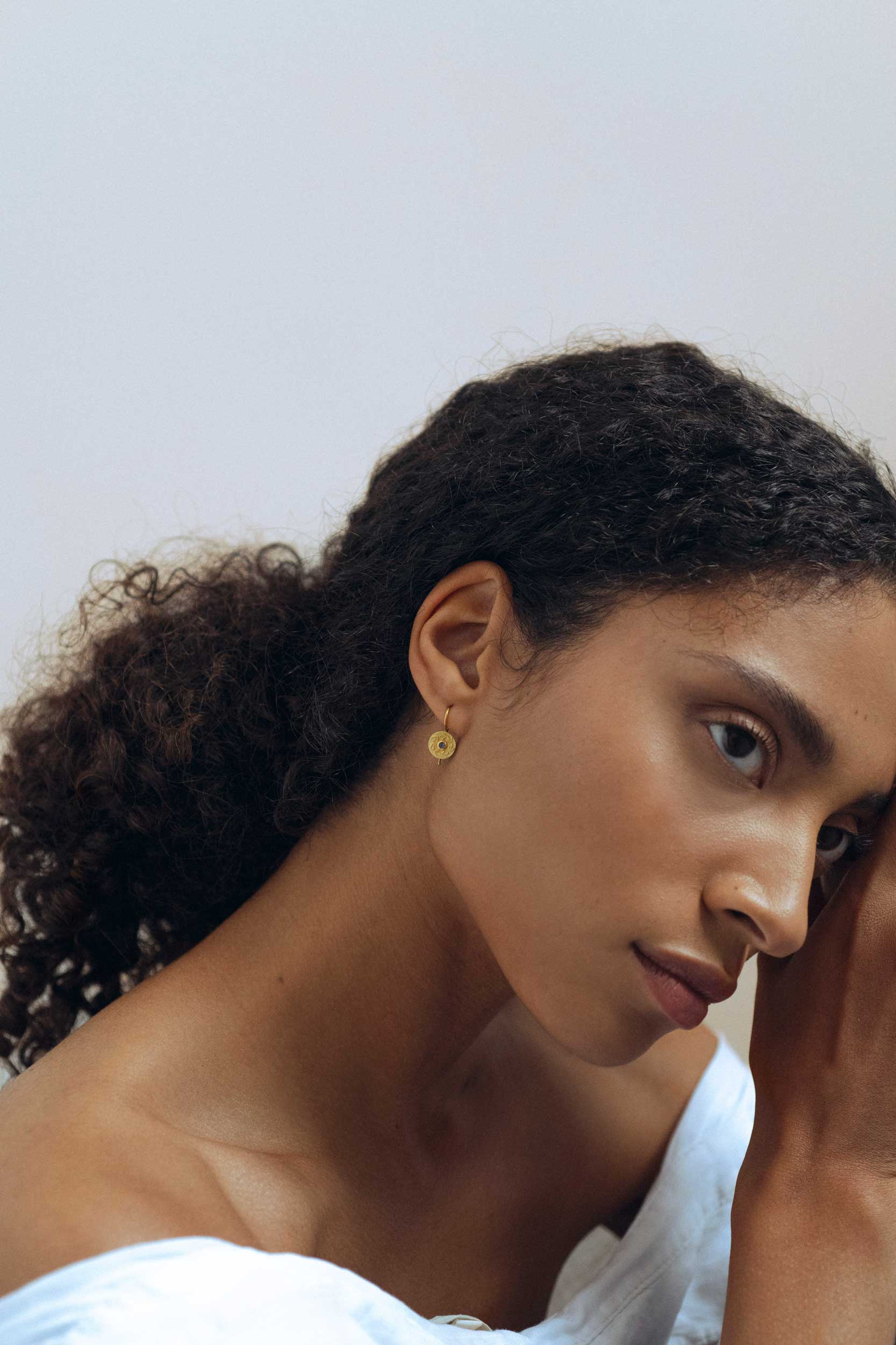 Yves Gratas Héritage artisan bijoutier paris marais 11ème métier d'art savoir-faire fait main or 18 carats pierre précieuse Charlotte Courault Anne Viel Brnak sur mesure boucle d'oreille saphir médaille Annabelle Foucher