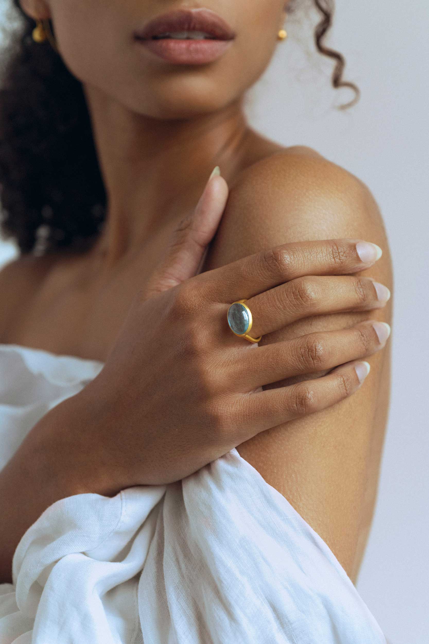 294 annabelle Yves Gratas Héritage artisan bijoutier paris marais 11ème métier d'art savoir-faire fait main or 18 carats pierre précieuse Charlotte Courault Anne Viel Brnak sur mesure bague aigue marine Annabelle Foucher