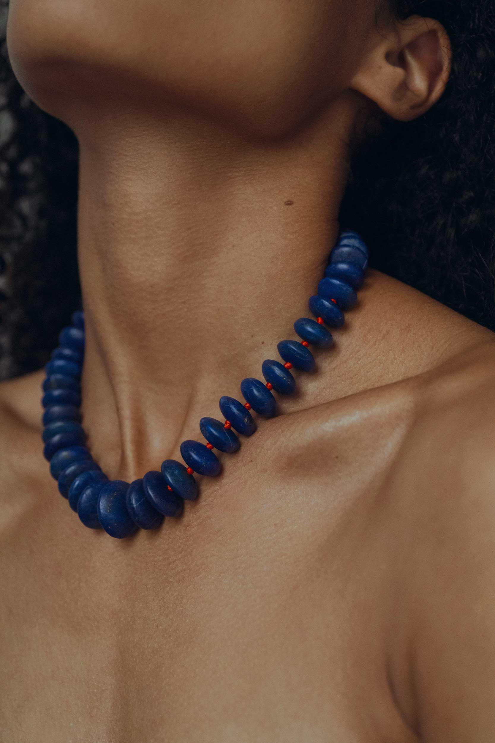 202 annabelle Yves Gratas Héritage artisan bijoutier paris marais 11ème métier d'art savoir-faire fait main or 18 carats pierre précieuse Charlotte Courault Anne Viel Brnak collier lapis lazuli Annabelle Foucher