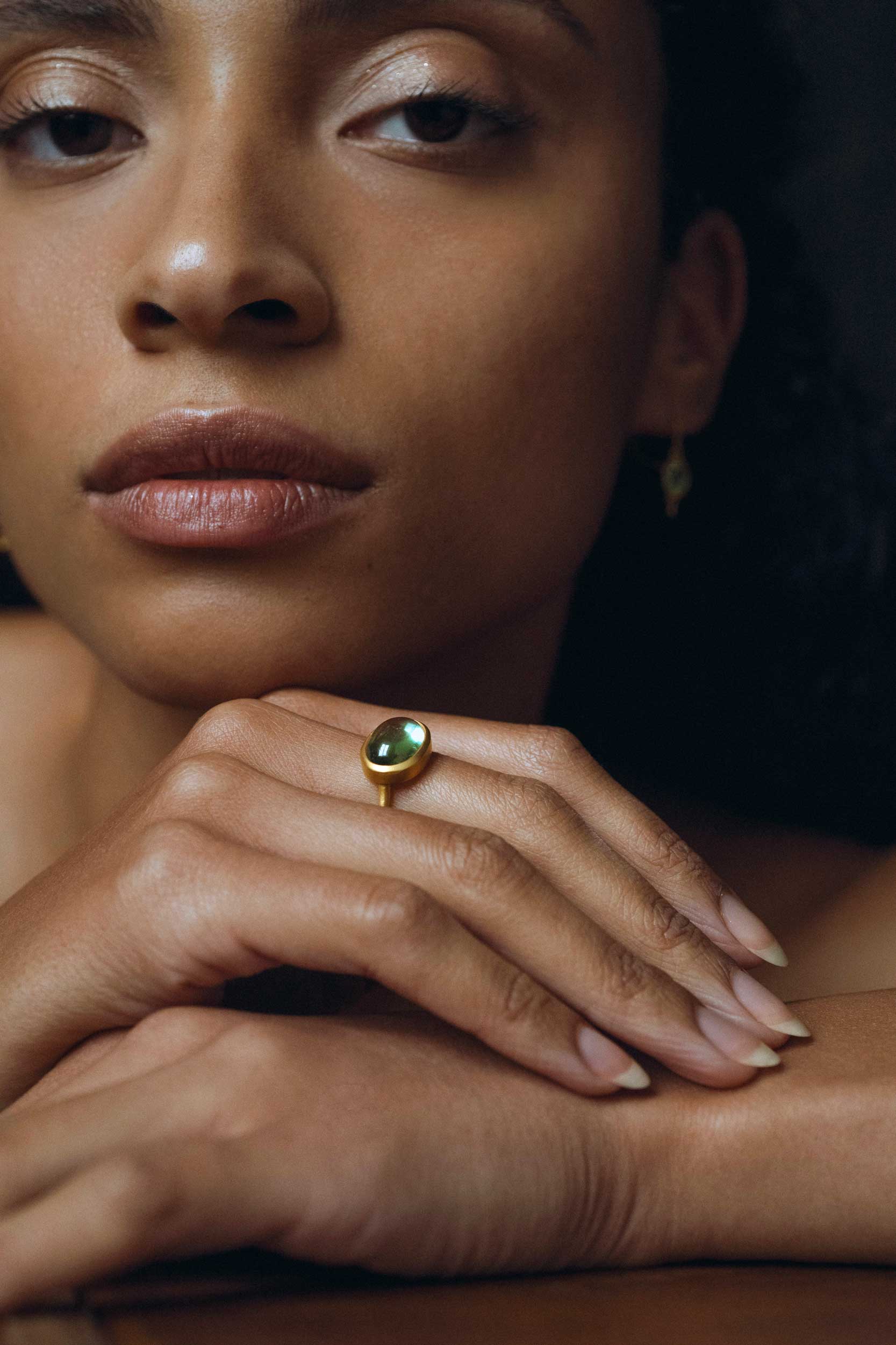 294 tourmaline verte cabochon annabelle Yves Gratas Héritage artisan bijoutier paris marais 11ème métier d'art savoir-faire fait main or 18 carats pierre précieuse Charlotte Courault Anne Viel Brnak sur mesure bague aigue marine Annabelle Foucher