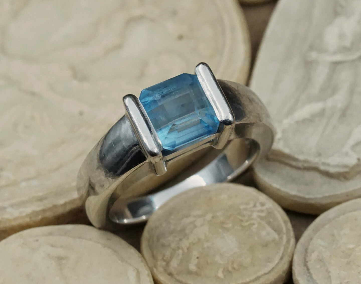 Yves Gratas Héritage artisan bijoutier paris marais 11ème métier d'art savoir-faire fait main or 18 carats pierre précieuse Charlotte Courault Anne Viel Brnak sur-mesure topaze