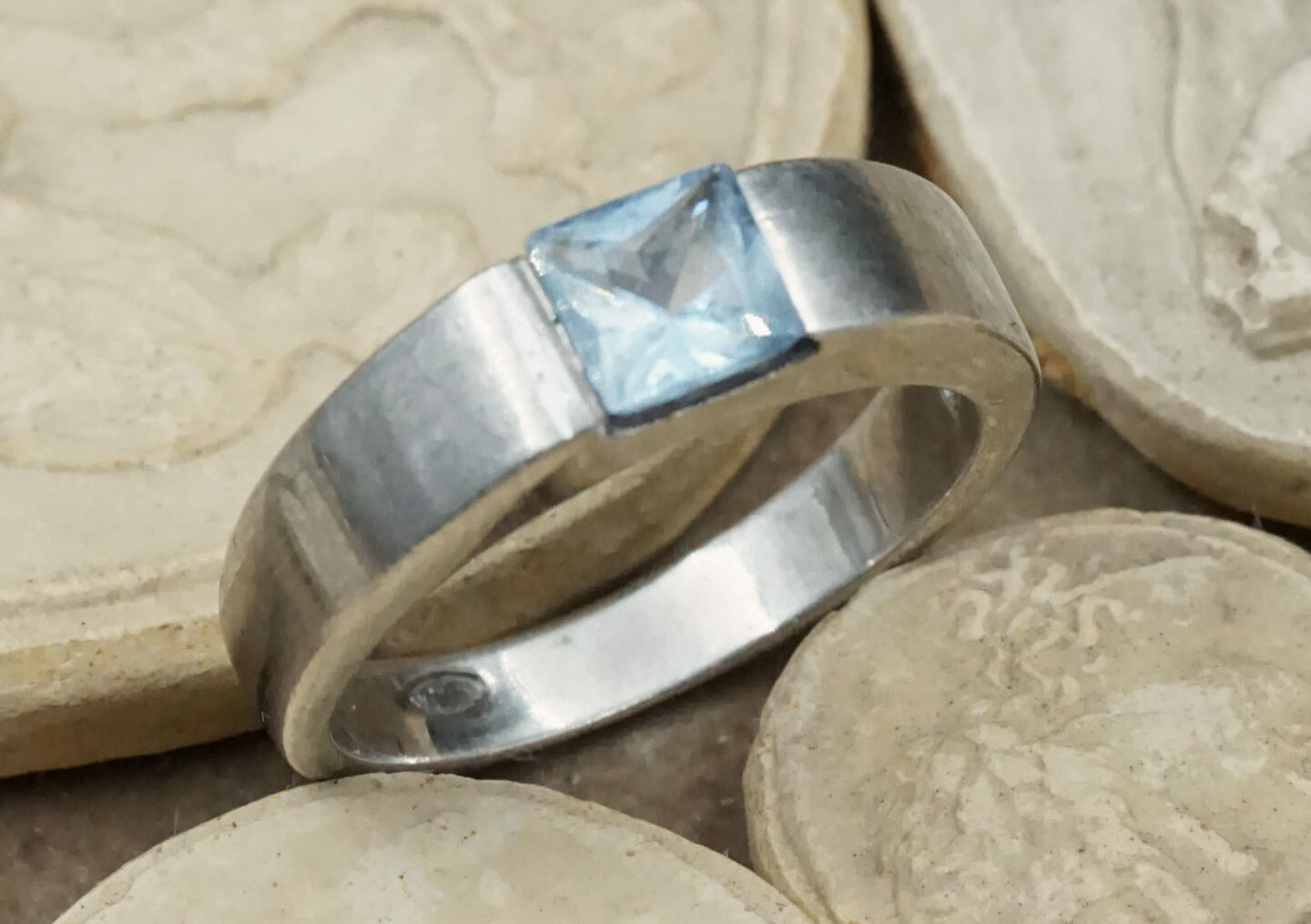 Yves Gratas Héritage artisan bijoutier paris marais 11ème métier d'art savoir-faire fait main or 18 carats pierre précieuse Charlotte Courault Anne Viel Brnak sur-mesure aigue-marine