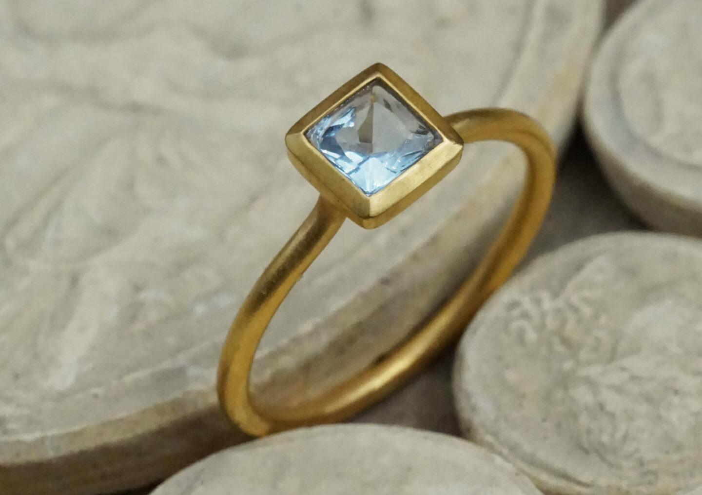 Yves Gratas Héritage artisan bijoutier paris marais 11ème métier d'art savoir-faire fait main or 18 carats pierre précieuse Charlotte Courault Anne Viel Brnak sur-mesure aigue-marine