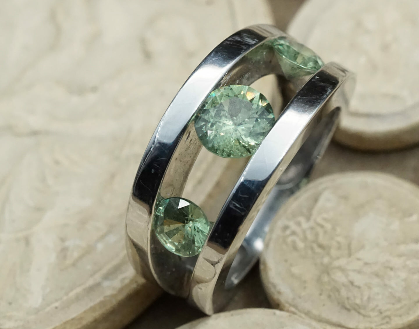 Yves Gratas Héritage artisan bijoutier paris marais 11ème métier d'art savoir-faire fait main or 18 carats pierre précieuse Charlotte Courault Anne Viel Brnak sur-mesure grenat démantoïde