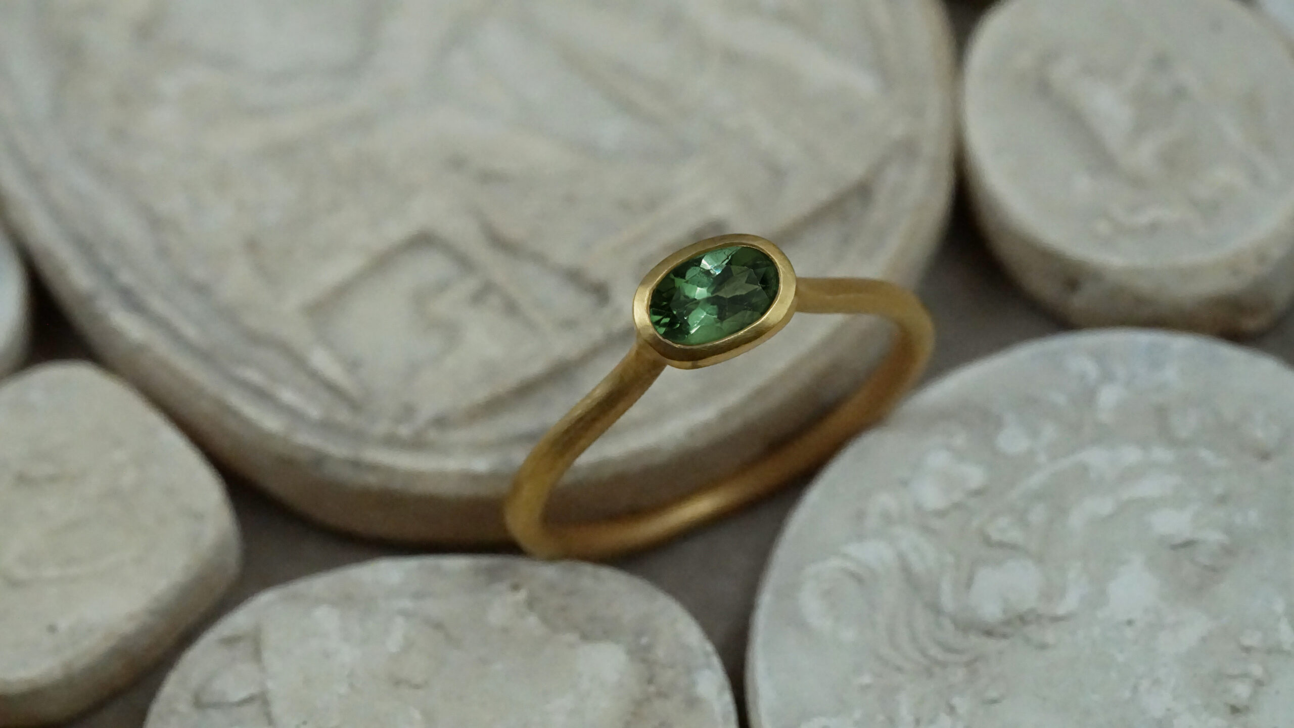 Yves Gratas Héritage artisan bijoutier paris marais 11ème métier d'art savoir-faire fait main or 18 carats pierre précieuse Charlotte Courault Anne Viel Brnak sur mesure corps en lyre bague topaze tourmaline grenat améthyste citrine aigue-marine