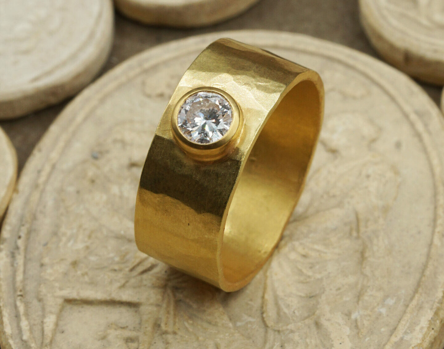 anneau martelé diamant sur mesure