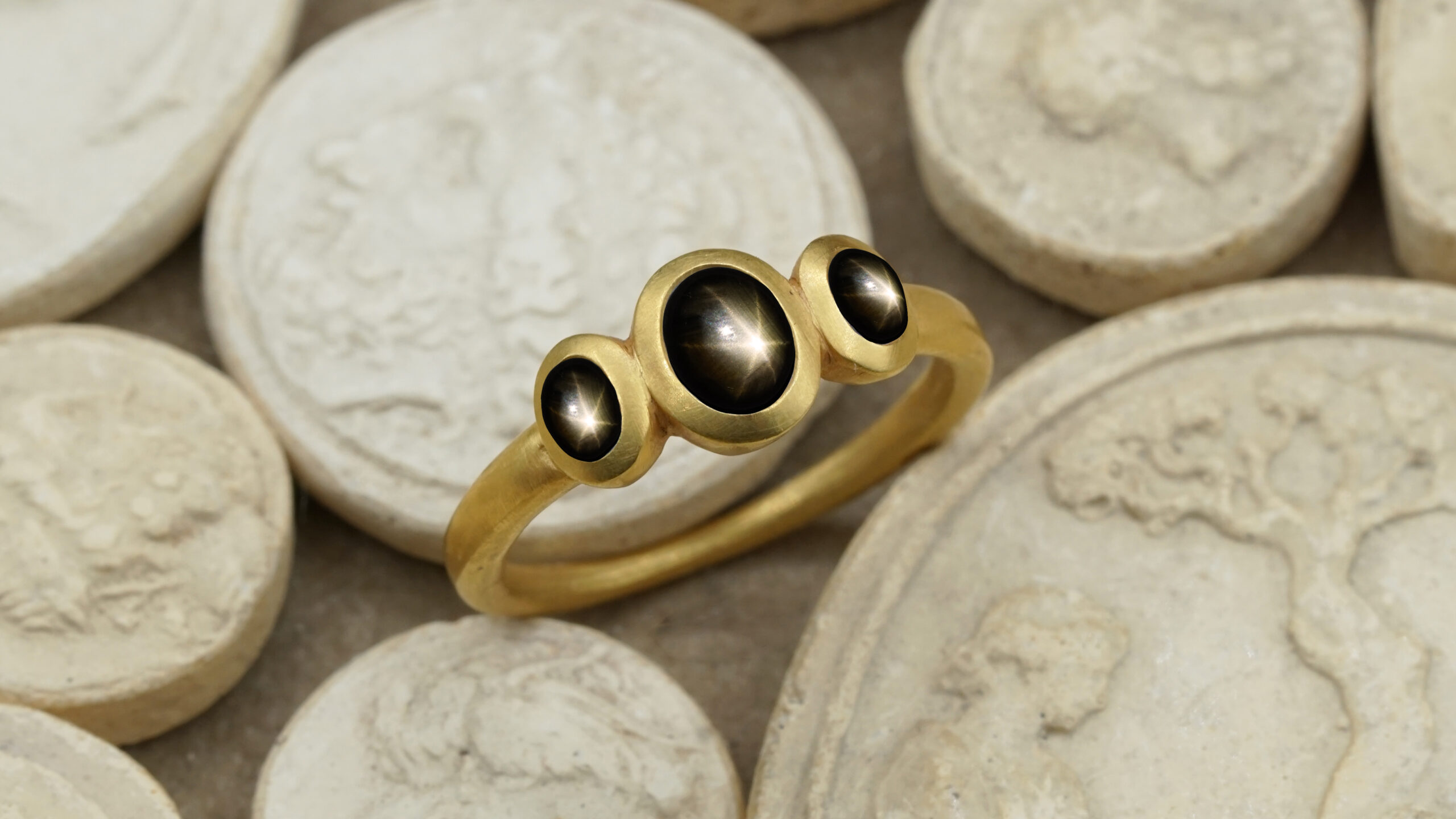 bague sybille 079 saphir noir étoilé