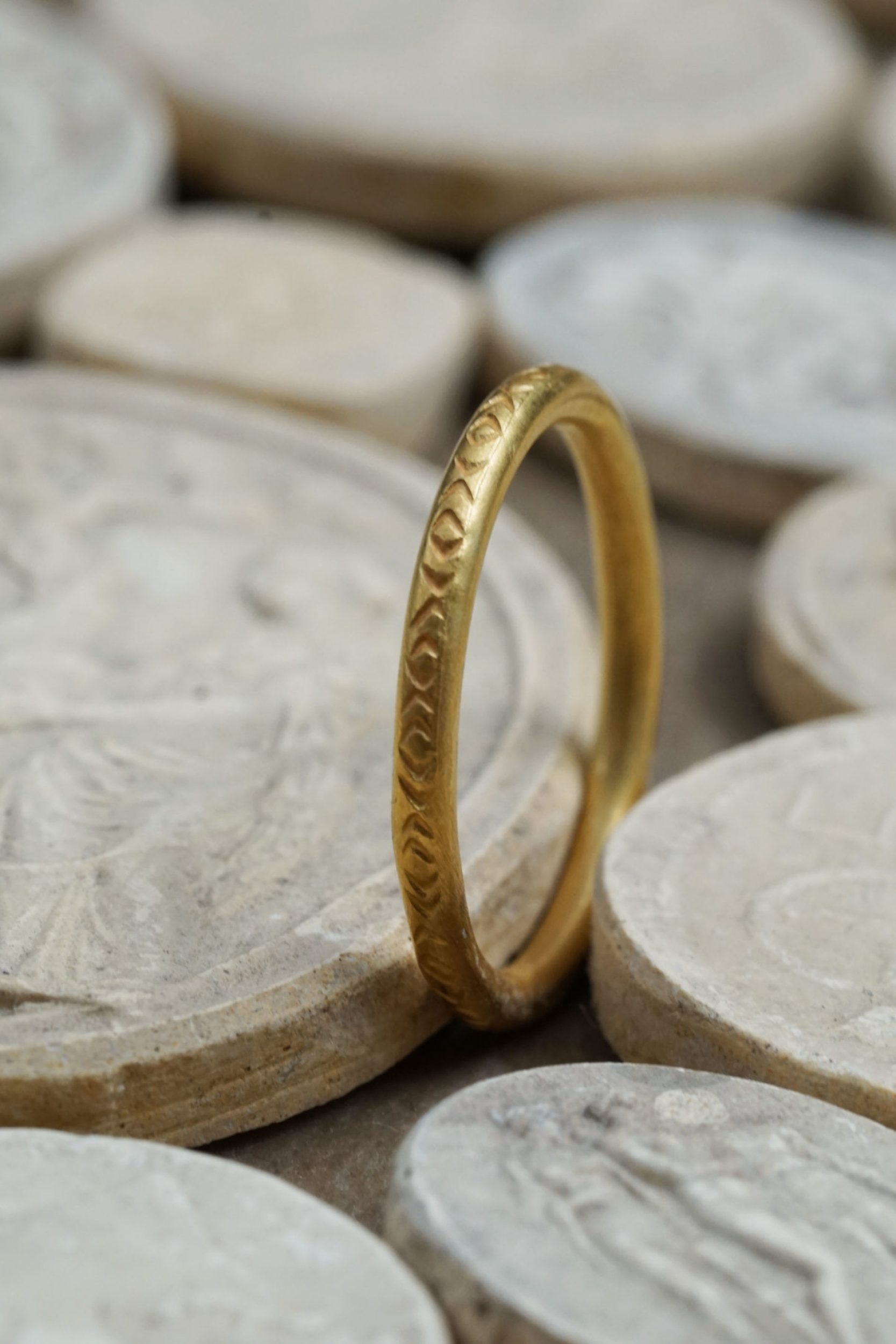 133 anneau circonflexe Yves Gratas Héritage artisan bijoutier paris marais 11ème métier d'art savoir-faire fait main or 18 carats pierre précieuse Charlotte Courault Anne Viel Brnak sur mesure bague alliance