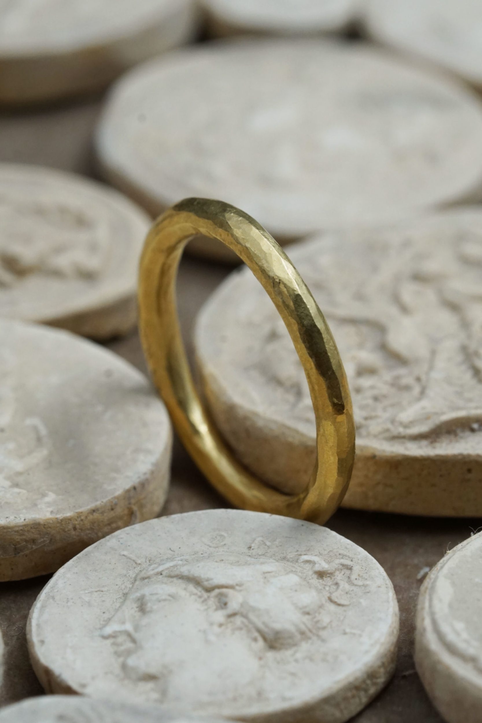061 anneau forgé Yves Gratas Héritage artisan bijoutier paris marais 11ème métier d'art savoir-faire fait main or 18 carats pierre précieuse Charlotte Courault Anne Viel Brnak sur mesure bague alliance