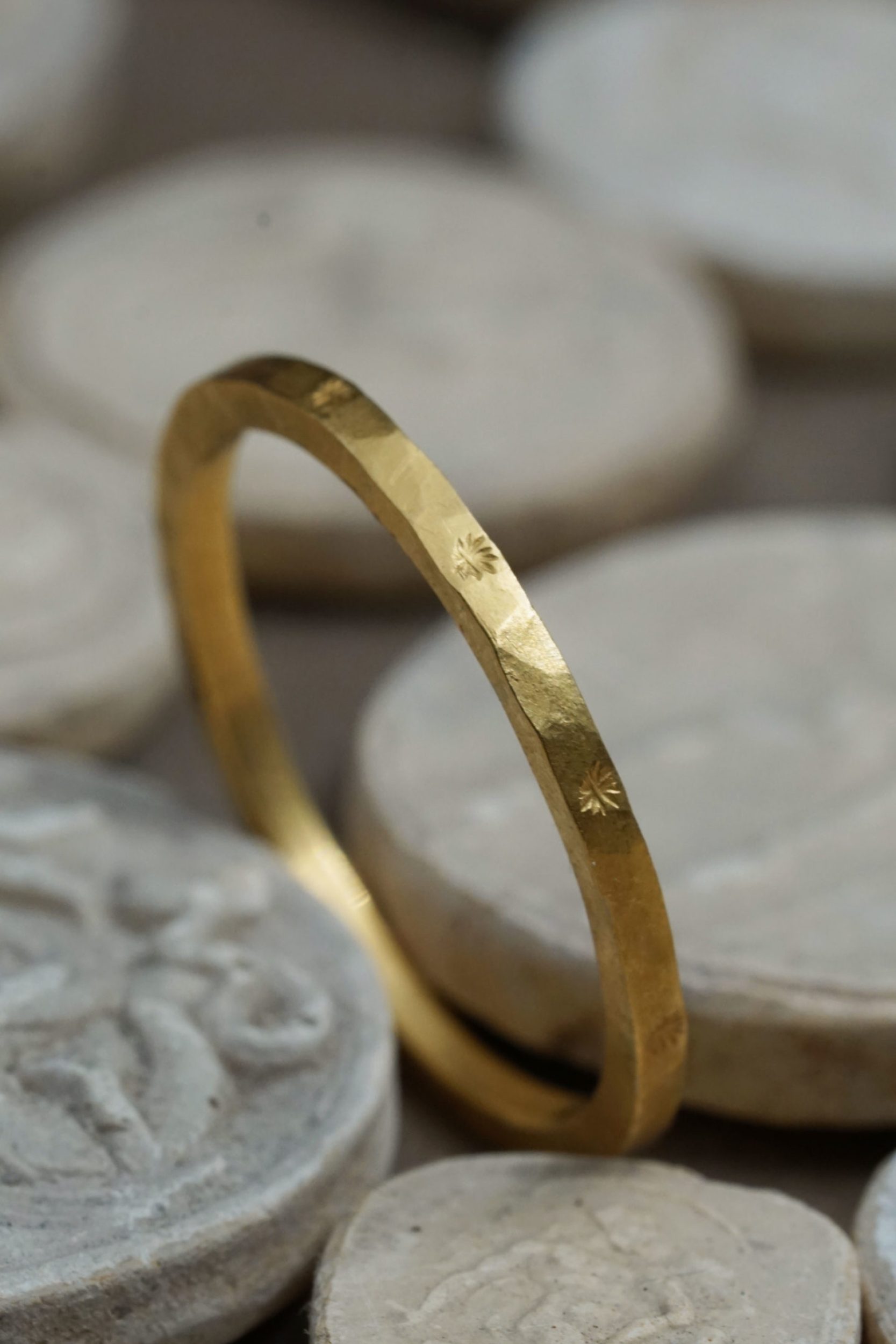 159 anneau soleil Yves Gratas Héritage artisan bijoutier paris marais 11ème métier d'art savoir-faire fait main or 18 carats pierre précieuse Charlotte Courault Anne Viel Brnak sur mesure bague alliance soleil