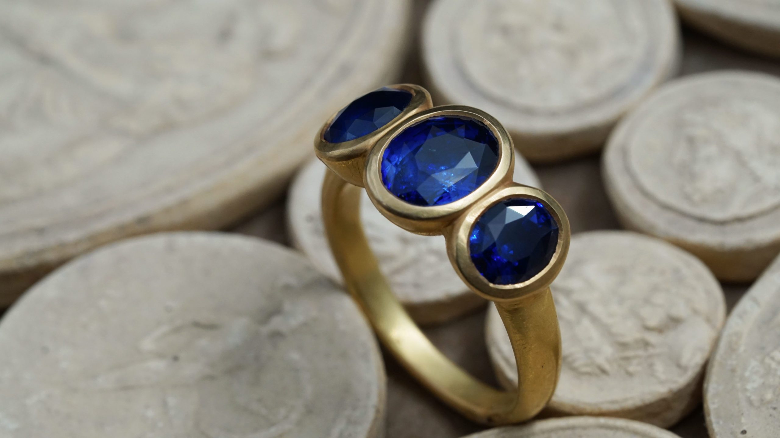 Sibylle saphir Yves Gratas Héritage artisan bijoutier paris marais 11ème métier d'art savoir-faire fait main or 18 carats pierre précieuse Charlotte Courault Anne Viel Brnak sur mesure bague