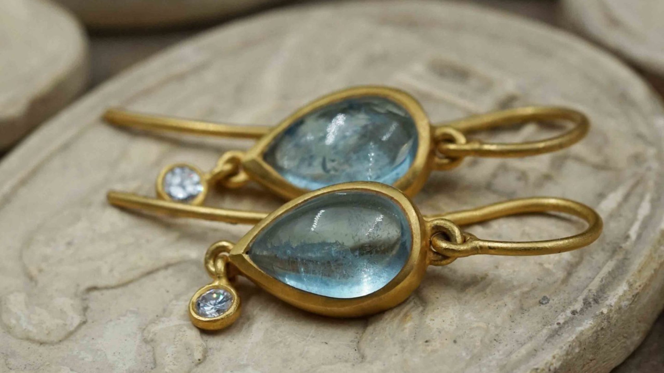 Yves Gratas Héritage artisan bijoutier paris marais 11ème métier d'art savoir-faire fait main or 18 carats pierre précieuse Charlotte Courault Anne Viel Brnak sur mesure boucle d'oreille diamant aigue marine