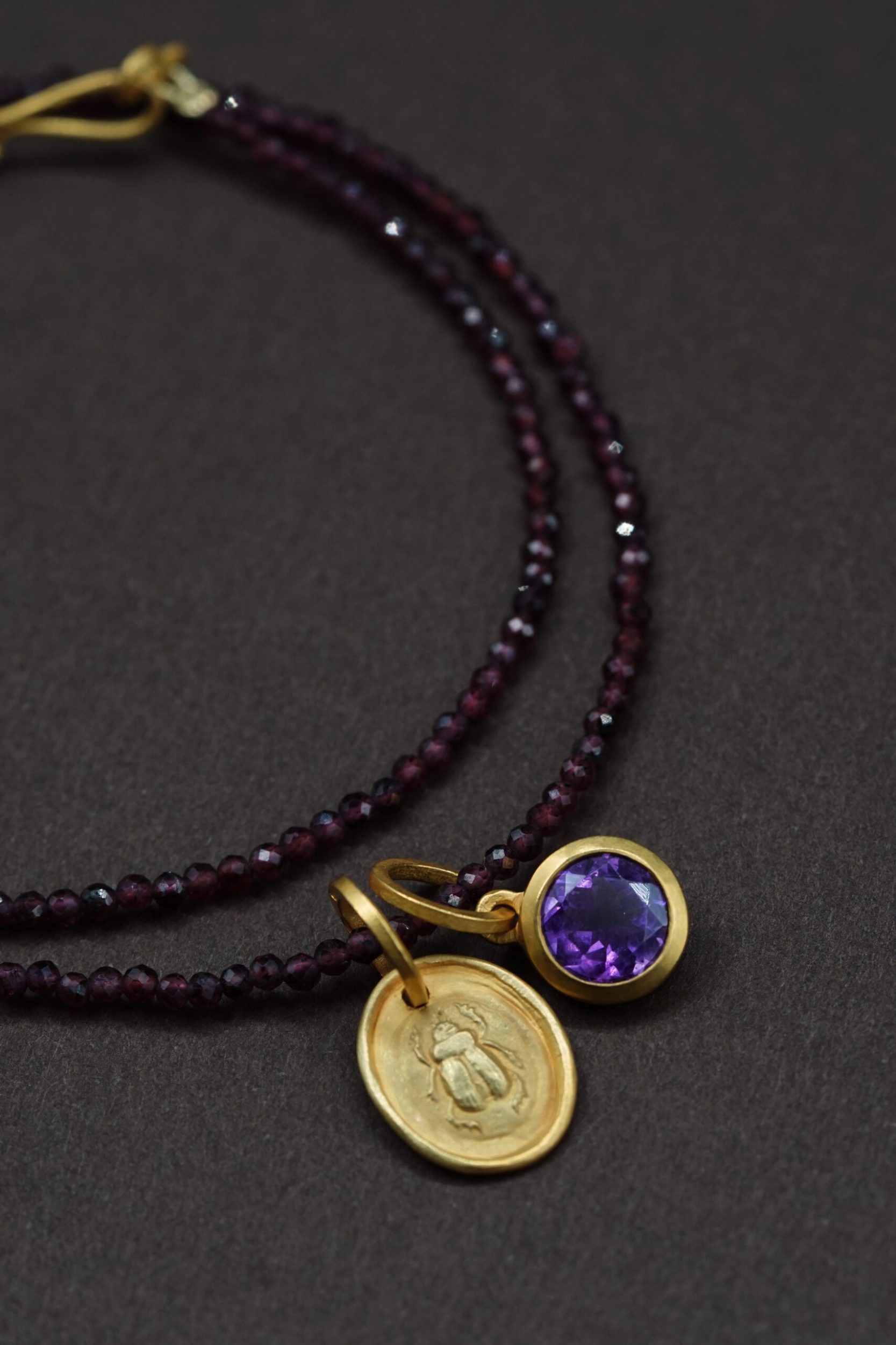 202 282 253 collier perles de rhodolite médaille scarabée antique pendentif améthyste ronde facettée