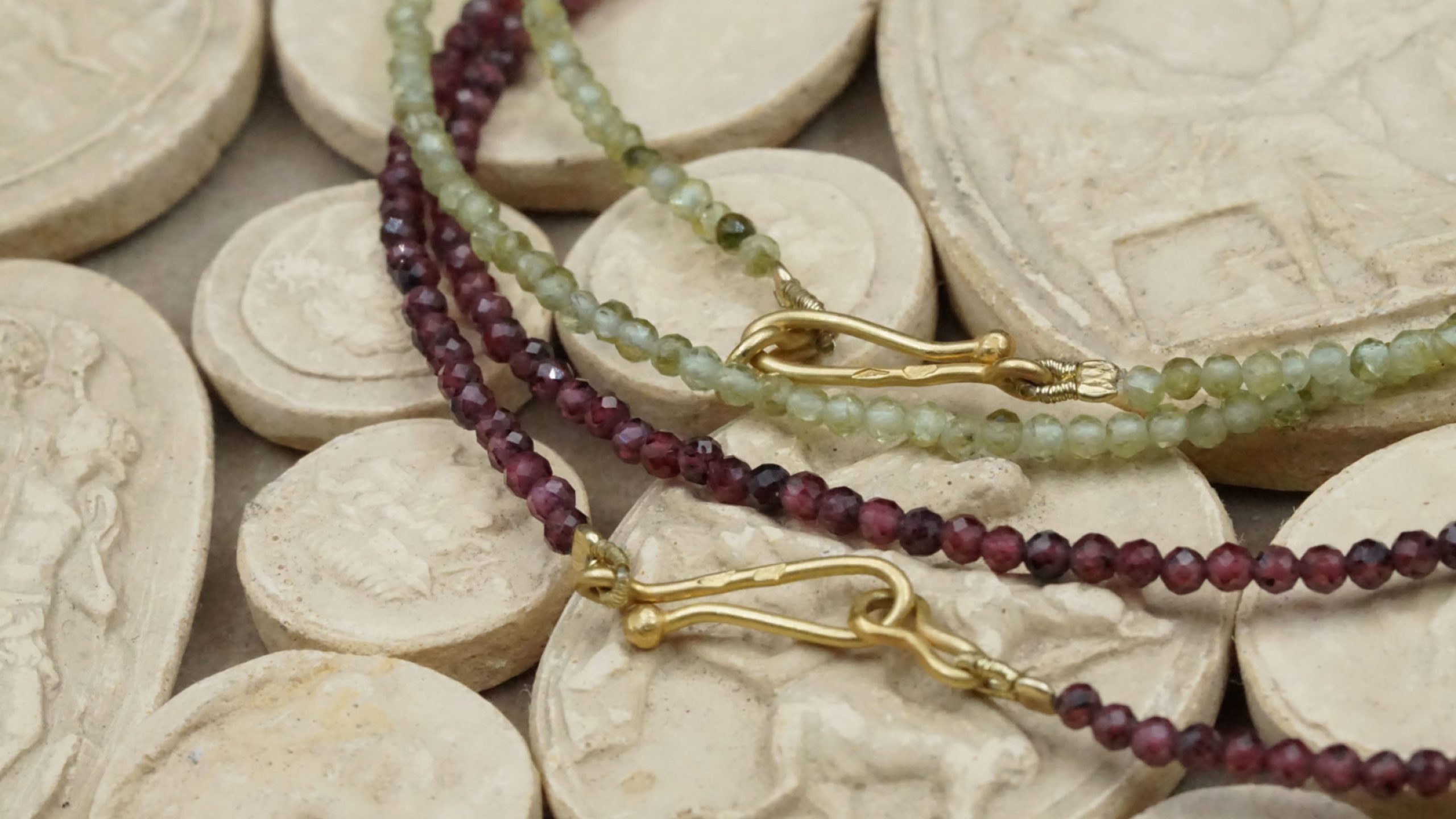 Yves Gratas Héritage artisan bijoutier paris marais 11ème métier d'art savoir-faire fait main or 18 carats pierre précieuse Charlotte Courault Anne Viel Brnak collier tourmaline