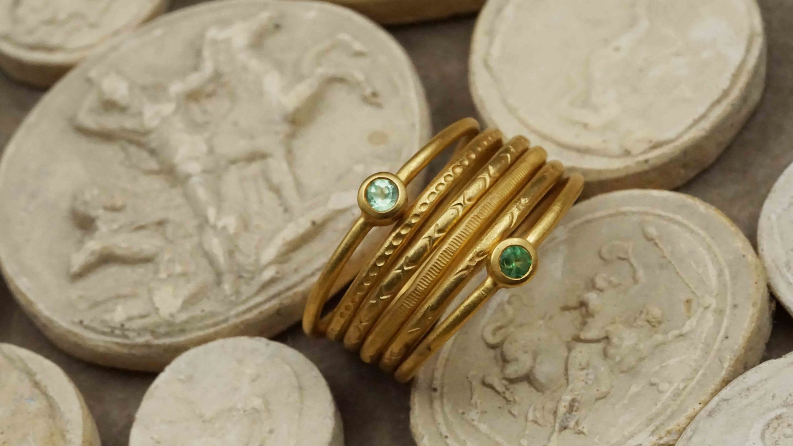 Yves Gratas Héritage artisan bijoutier paris marais 11ème métier d'art savoir-faire fait main or 18 carats pierre précieuse Charlotte Courault Anne Viel Brnak anneaux ciselés grenat tsavorite tourmaline accumulation corps en lyre