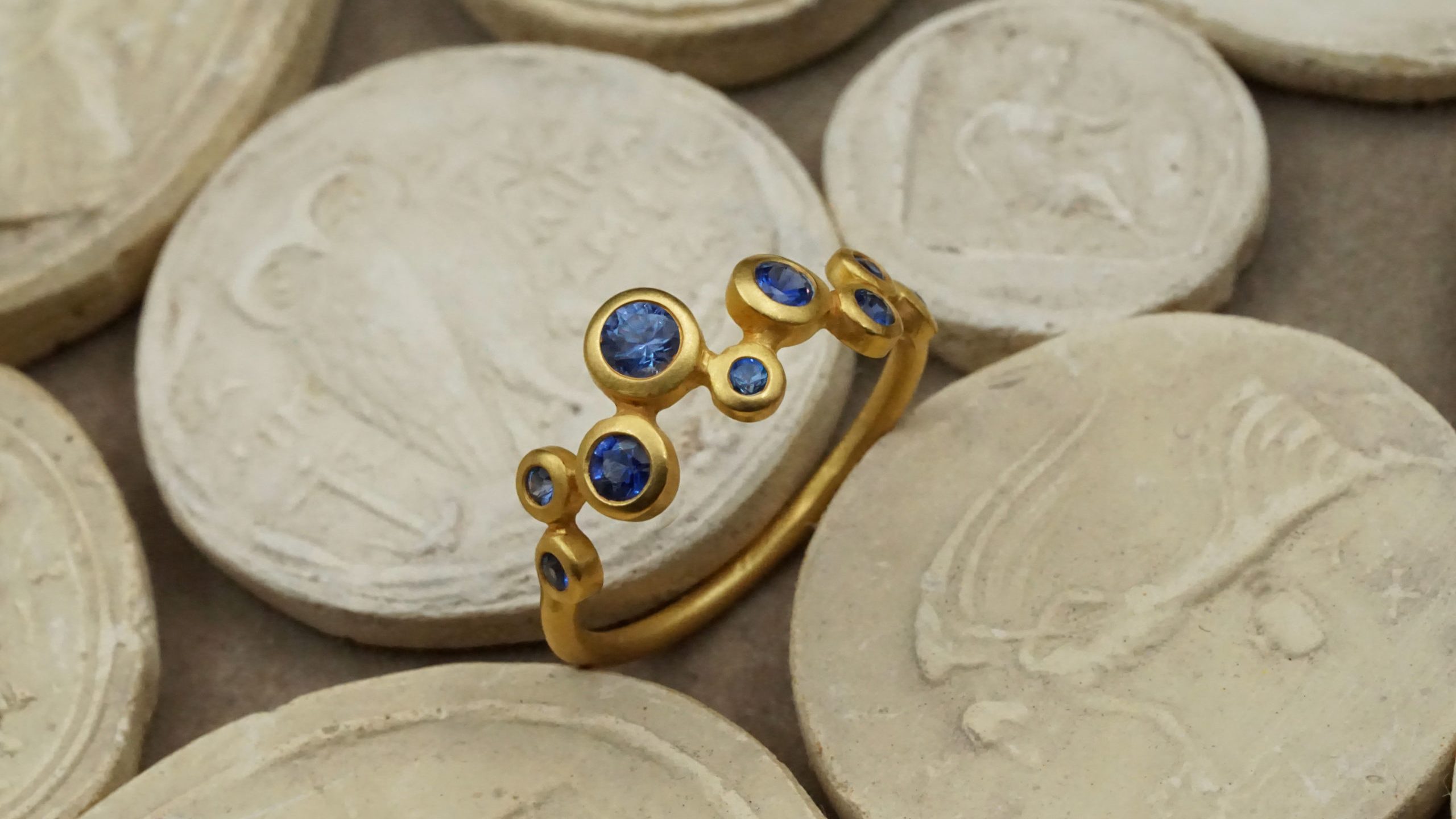 Yves Gratas Héritage artisan bijoutier paris marais 11ème métier d'art savoir-faire fait main or 18 carats pierre précieuse Charlotte Courault Anne Viel Brnak sur mesure bague constellation saphir diamant